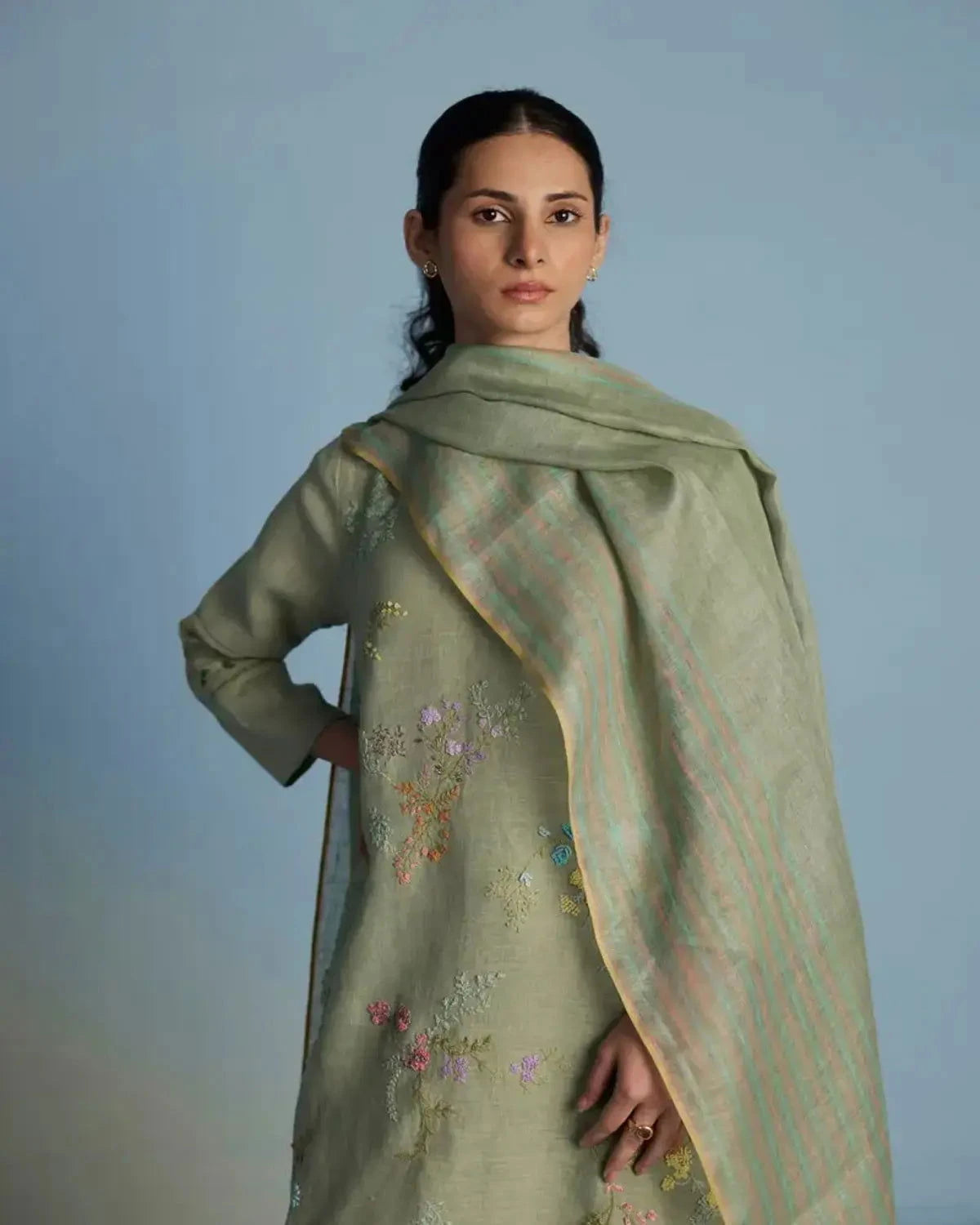 Emra Hand-Embroidered Linen Kurta Set - Pallodstore