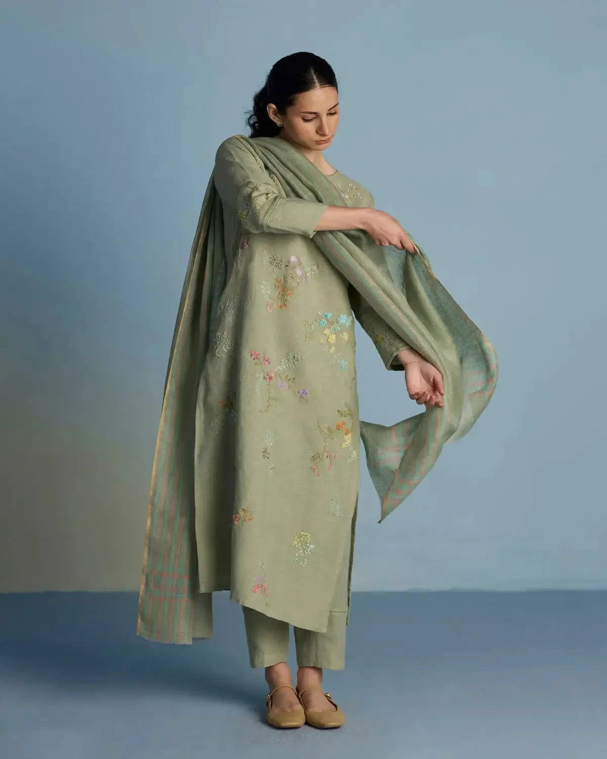 Emra Hand-Embroidered Linen Kurta Set - Pallodstore
