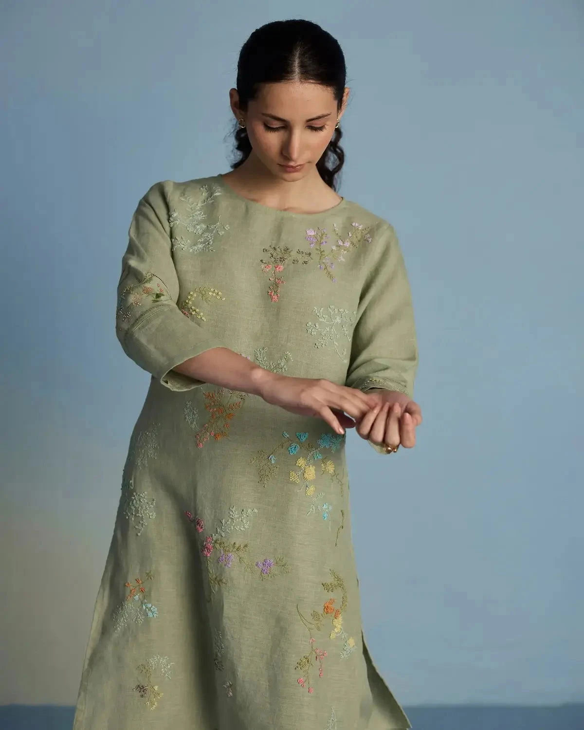 Emra Hand-Embroidered Linen Kurta Set - Pallodstore