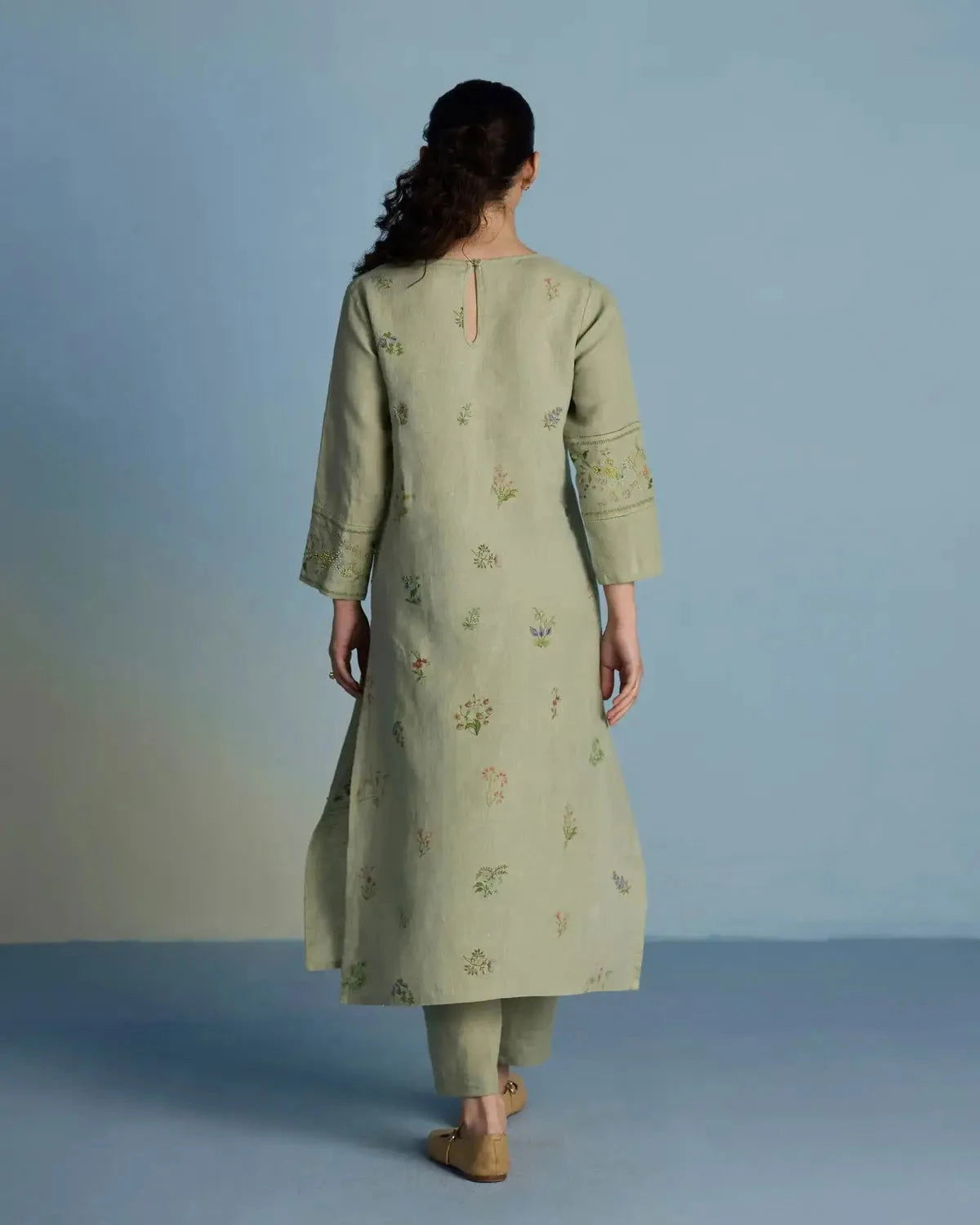 Emra Hand-Embroidered Linen Kurta Set - Pallodstore