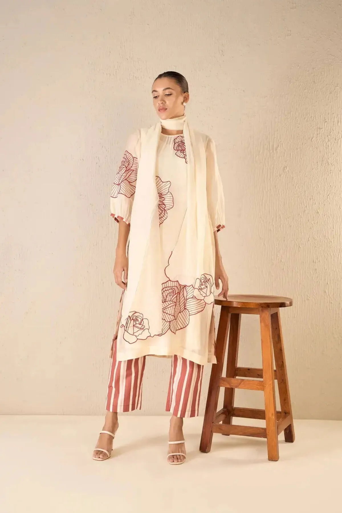 Ivory & Red Three Bold Rose Embroidered Chanderi Kurta Set - Pallodstore