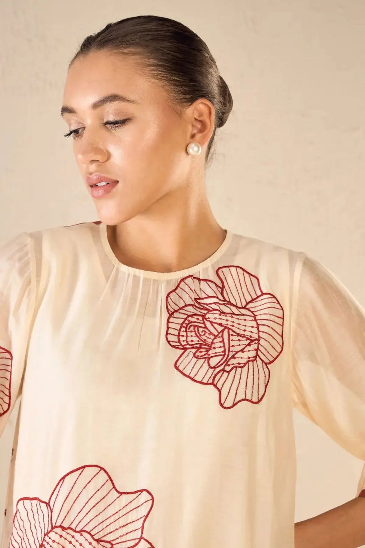 Ivory & Red Three Bold Rose Embroidered Chanderi Kurta Set - Pallodstore