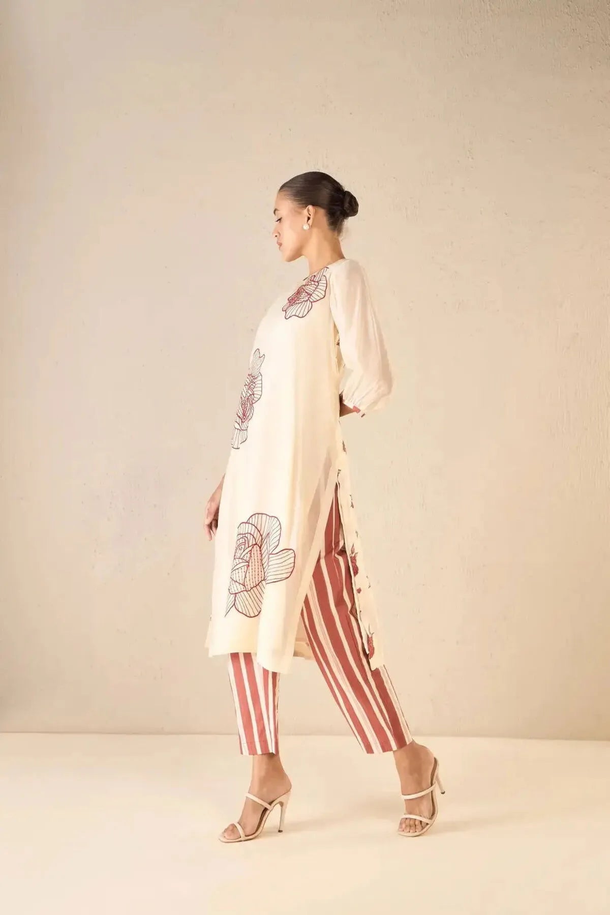 Ivory & Red Three Bold Rose Embroidered Chanderi Kurta Set - Pallodstore