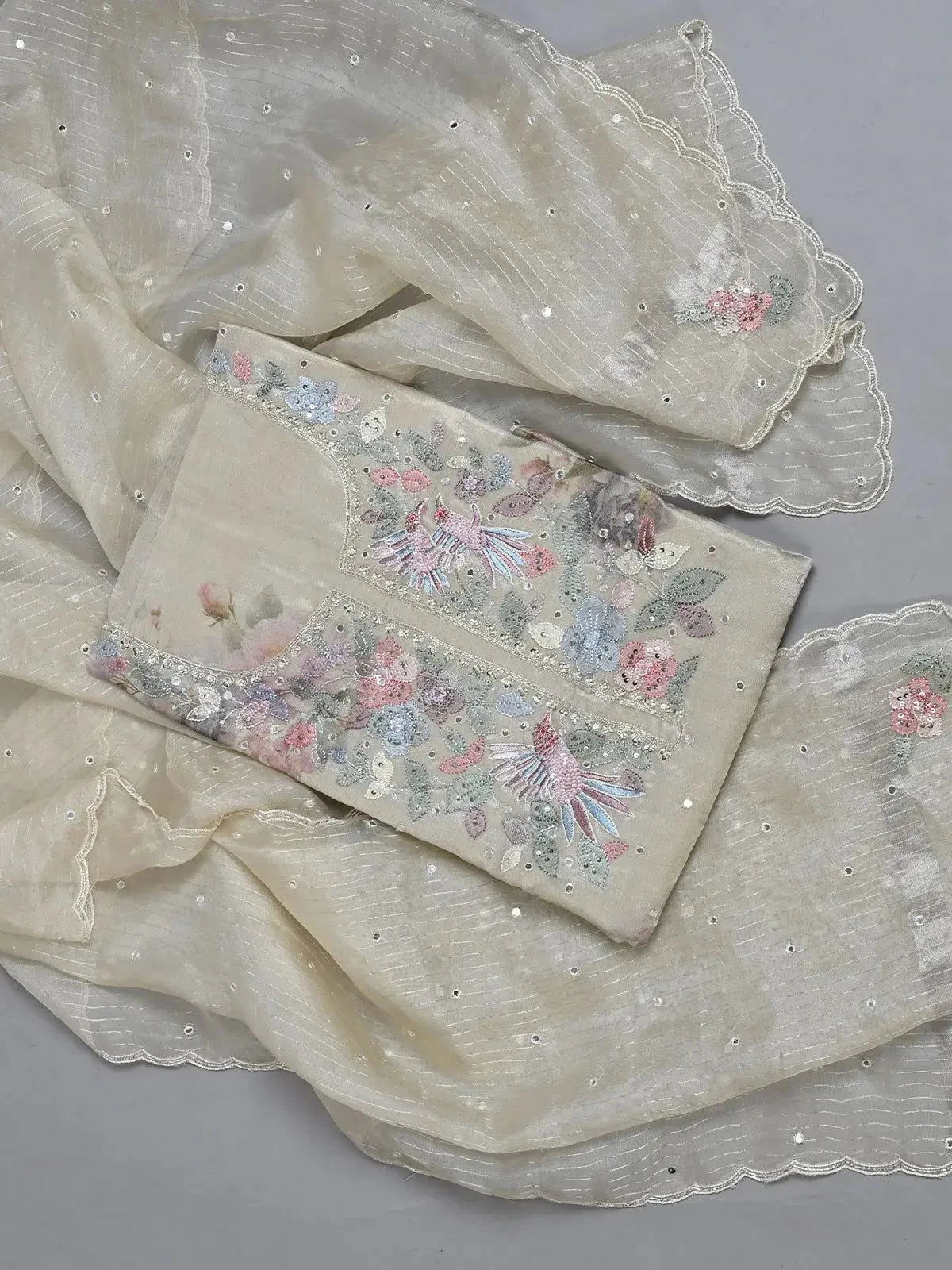 Off-White Tissue Set With Shadow Work - Pallodstore